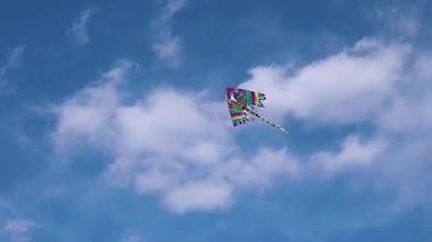 高清相机实拍唯美蓝天白下彩色风筝随风飘动视频的预览图